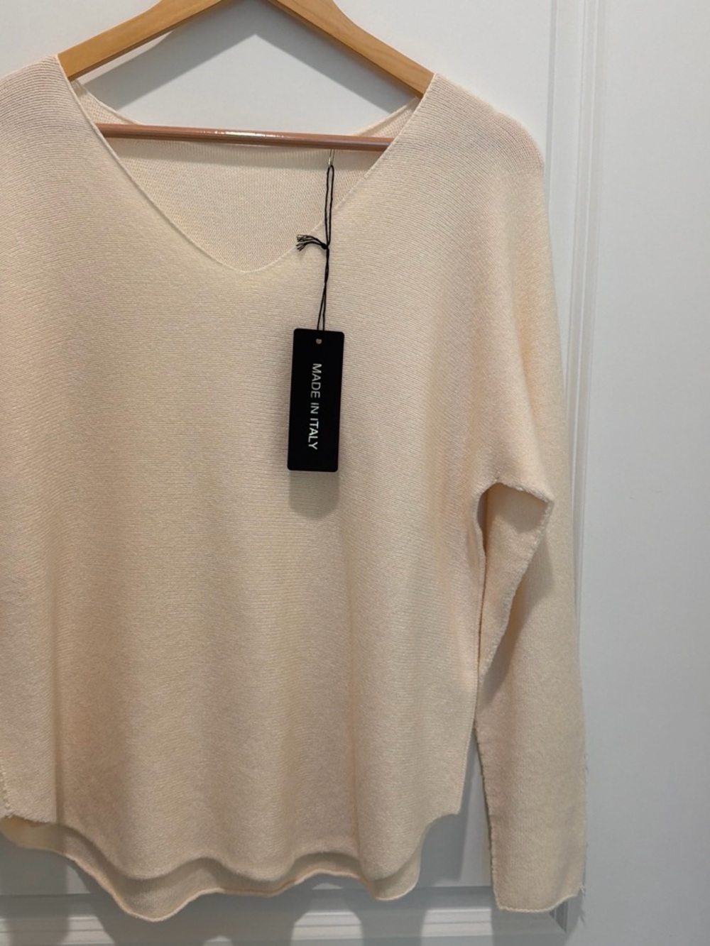IT054 🇮🇹 Made in Italy V-Neck Lightweight Sweater – One Size NWT